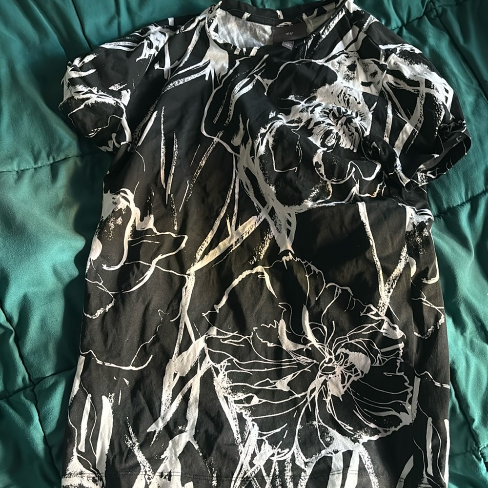 Black and white h&m shirt